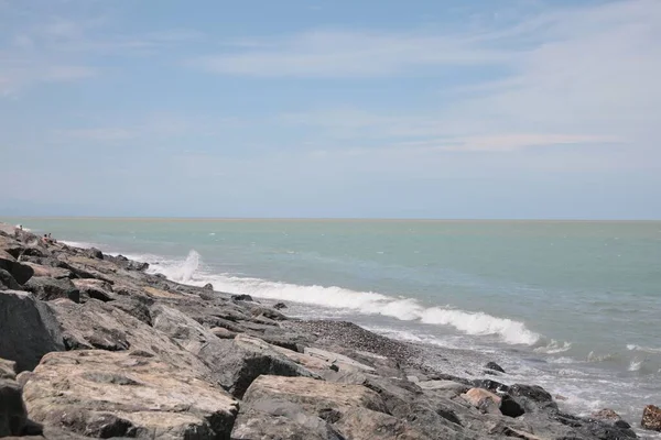 Мальовничий Вид Пінисті Хвилі Вражають Скелястий Берег — стокове фото