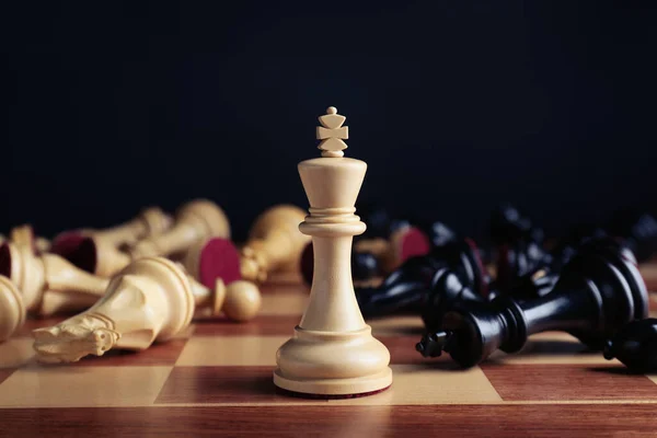 Bílý Král Mezi Padlými Šachovými Figurkami Šachovnici Černém Pozadí Detailní — Stock fotografie