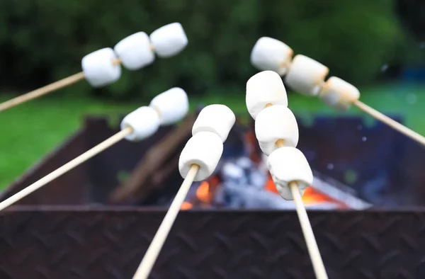 Köstliche Geschwollene Marshmallows Lagerfeuer Braten Nahaufnahme — Stockfoto