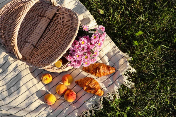 Picknickkorb Mit Blumen Flasche Wein Und Essen Auf Decke Freien — Stockfoto