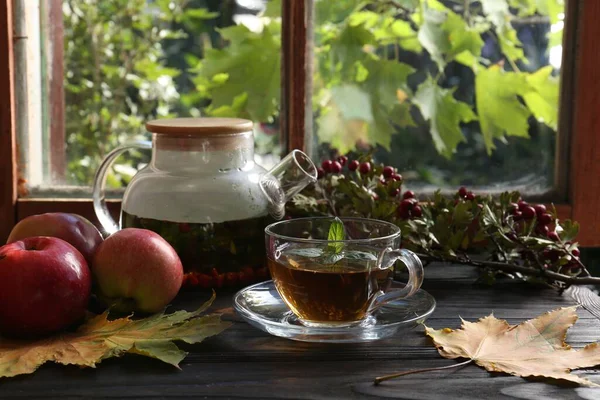 Heißer Tee Äpfel Und Trockenes Laub Auf Der Holzfensterbank Herbststimmung — Stockfoto