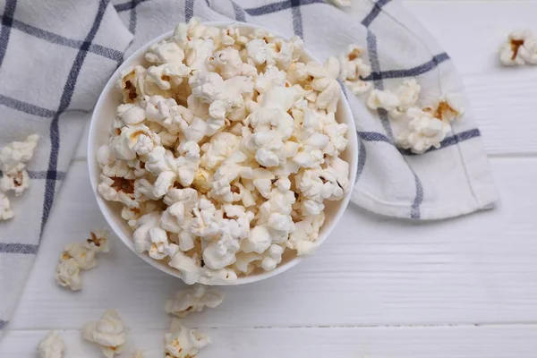 Leckeres Popcorn Auf Weißem Holztisch Flach Gelegt — Stockfoto