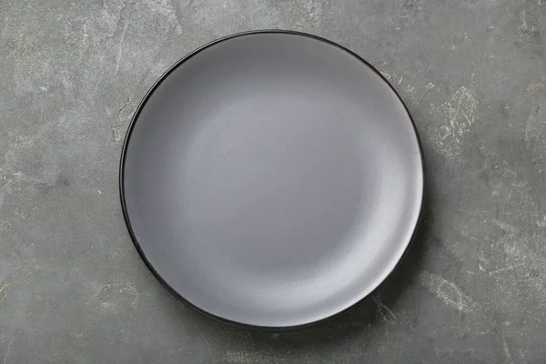 灰色のテーブルの上の空のセラミックプレート トップビュー — ストック写真