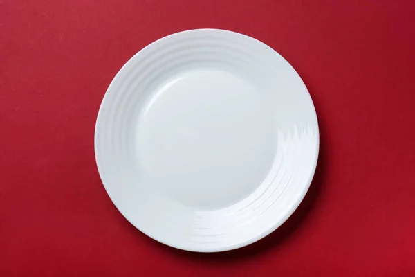 Empty White Ceramic Plate Red Background Top View — Stock Photo, Image