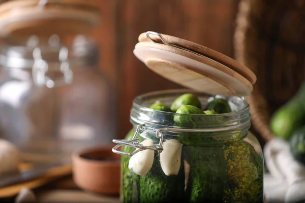 Βάζο Γυάλινο Φρέσκα Αγγούρια Ξύλινο Τραπέζι Closeup Κονσερβοποιημένα Λαχανικά — Φωτογραφία Αρχείου