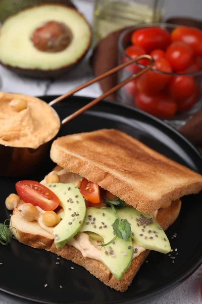 Leckeres Sandwich Mit Humus Und Gemüse Auf Weißem Tisch Nahaufnahme — Stockfoto