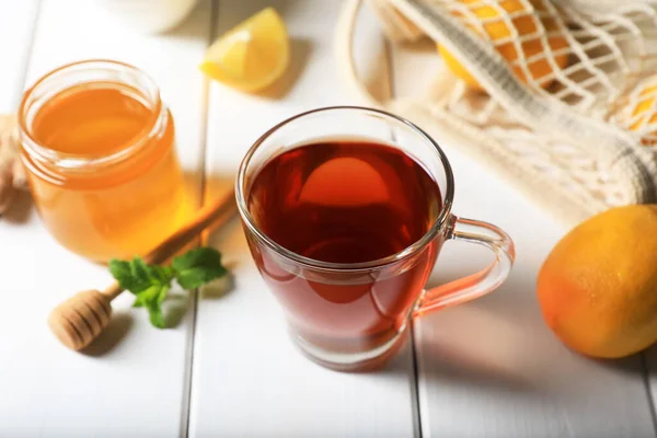 Xícara Chá Gengibre Delicioso Ingredientes Mesa Madeira Branca Close — Fotografia de Stock
