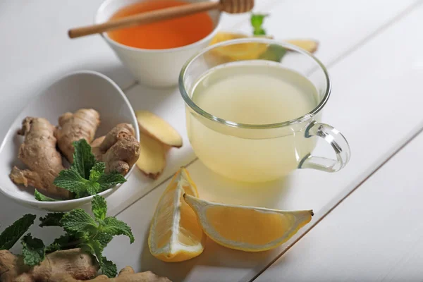 Delicioso Chá Gengibre Ingredientes Mesa Madeira Branca — Fotografia de Stock