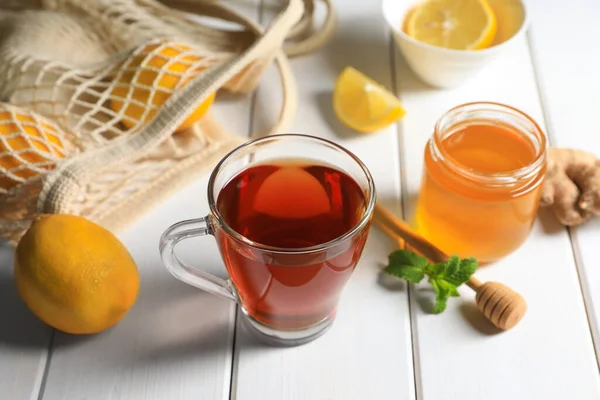 Xícara Chá Gengibre Delicioso Ingredientes Mesa Madeira Branca — Fotografia de Stock