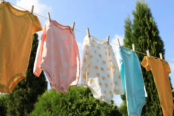 Schone Baby Rompertjes Hangend Aan Waslijn Tuin Droogkleding — Stockfoto