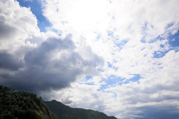 Pintoresca Vista Montaña Bajo Hermoso Cielo Con Nubes Esponjosas —  Fotos de Stock