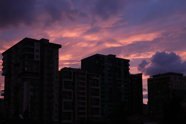 Schöner Himmel Mit Wolken Über Der Stadt Abend — Stockfoto