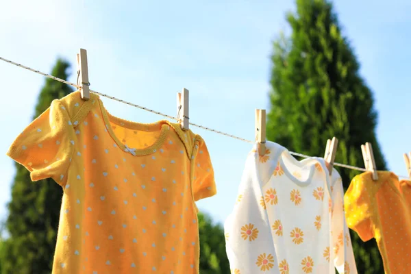 Čisté Dětské Jednohubky Zavěšené Mycí Lince Zahradě Sušené Oblečení — Stock fotografie