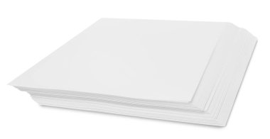 Beyaz kağıda izole edilmiş kağıt yığınları