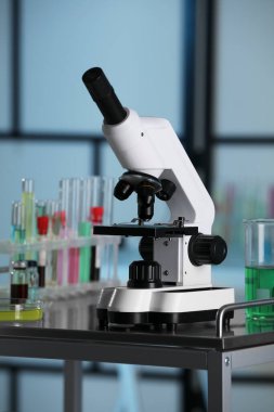 Laboratuvarda metal masada cam kaydıraklı modern mikroskop.