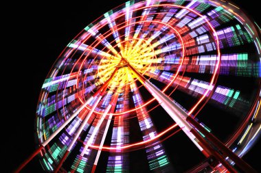 Güzel parlayan dönme dolap karanlık gökyüzüne karşı, alçak açı