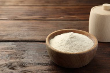 Bir kase agar-agar tozu ve kutu ahşap masada, metin için yer var.