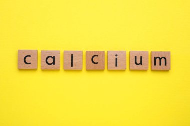 Kelime kalsiyum, sarı zemin üzerinde harfler olan ahşap küplerden yapılmıştır.