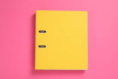 Pembe arka planda sarı ofis dizini, üst görünüm