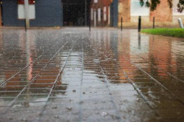 Yağmurlu bir günde su birikintileri olan şehir caddesi manzarası, yakın çekim