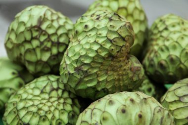 Market tezgahında lezzetli yeşil Cherimoya meyveleri, yakın plan.