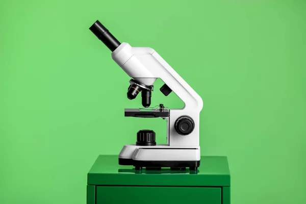 Moderní Lékařský Mikroskop Zásuvce Laboratoře Proti Zelenému Pozadí — Stock fotografie