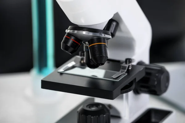 Moderne Microscoop Met Glazen Glaasje Laboratorium Close — Stockfoto