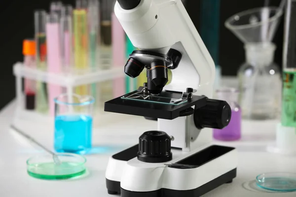 Laboratuvarda Cam Kaydıraklı Modern Mikroskop Yakın Plan — Stok fotoğraf