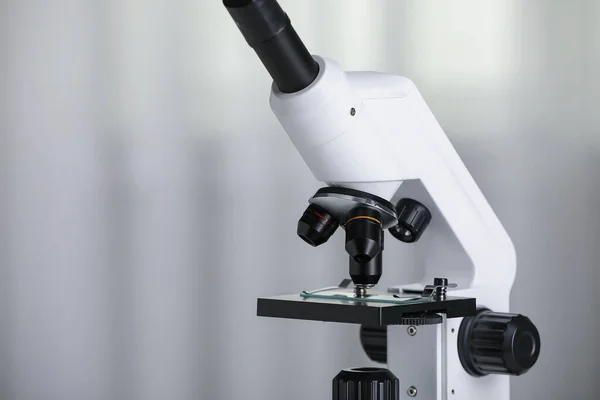 Modernt Mikroskop Ljus Bakgrund Närbild Plats För Text — Stockfoto