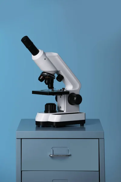 Mikroskop Laboratorní Skříňce Modrém Pozadí — Stock fotografie