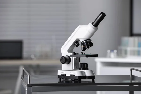 Σύγχρονο Ιατρικό Μικροσκόπιο Μεταλλικό Τραπέζι Στο Εργαστήριο — Φωτογραφία Αρχείου