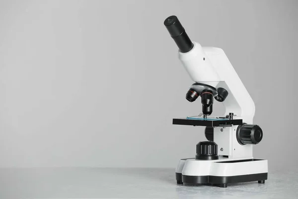 Microscopio Moderno Sobre Fondo Gris Espacio Para Texto — Foto de Stock