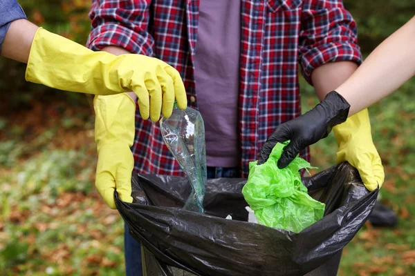 公園でゴミを収集するビニール袋を持つ人々 クローズアップ — ストック写真