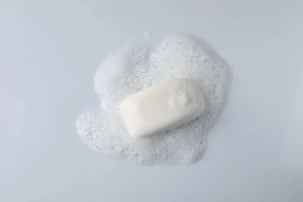 Beyaz Arka Planda Kabarık Köpüklü Sabun Üst Görünüm — Stok fotoğraf