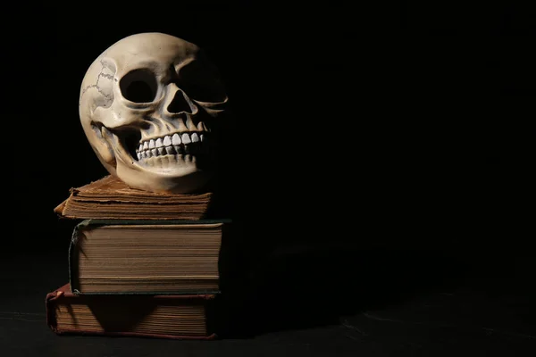 Crânio Humano Com Livros Sobre Fundo Preto Espaço Para Texto — Fotografia de Stock