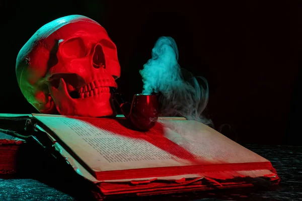 Crânio Humano Com Cachimbo Fumar Livro Velho Luzes Néon Sobre — Fotografia de Stock