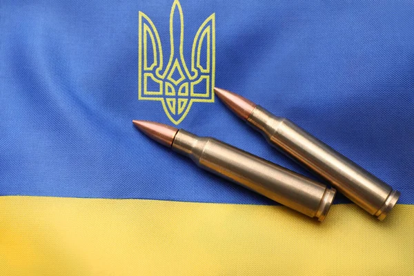 Військові Кулі Українському Прапорі Тризубом Зверху — стокове фото