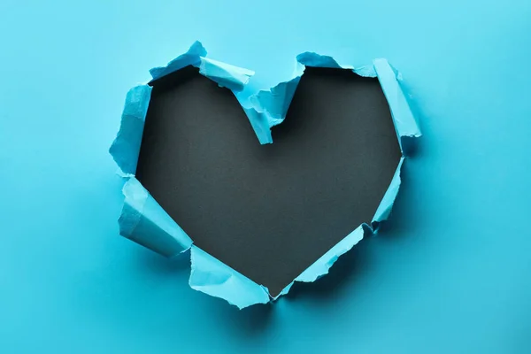 Furo Forma Coração Rasgado Papel Azul Claro Fundo Preto — Fotografia de Stock