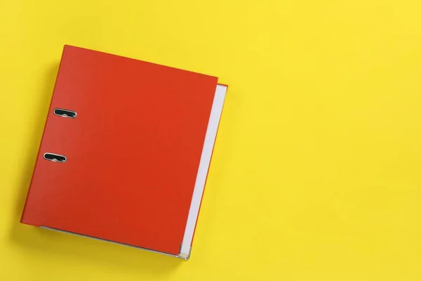 Roter Büroordner Auf Gelbem Hintergrund Draufsicht Platz Für Text — Stockfoto