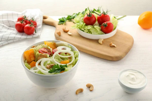 Schaal Heerlijke Salade Met Chinese Kool Tomaten Witte Houten Tafel — Stockfoto