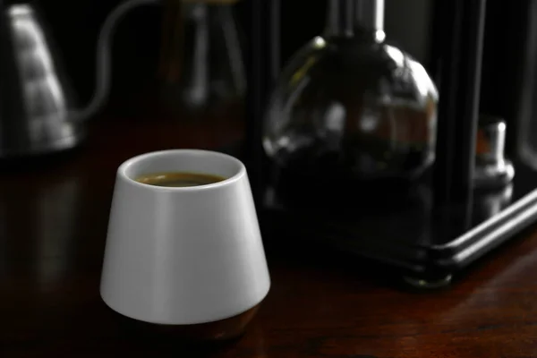 Kahve Fincanı Süpürge Makinası Kafedeki Ahşap Masada — Stok fotoğraf