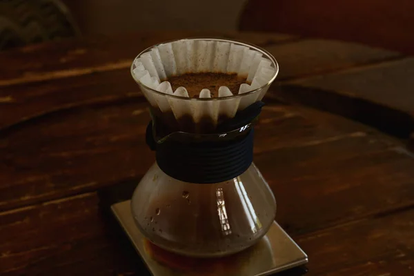 カフェで木製のテーブルの上に波のドリッパーとコーヒーとカップ — ストック写真