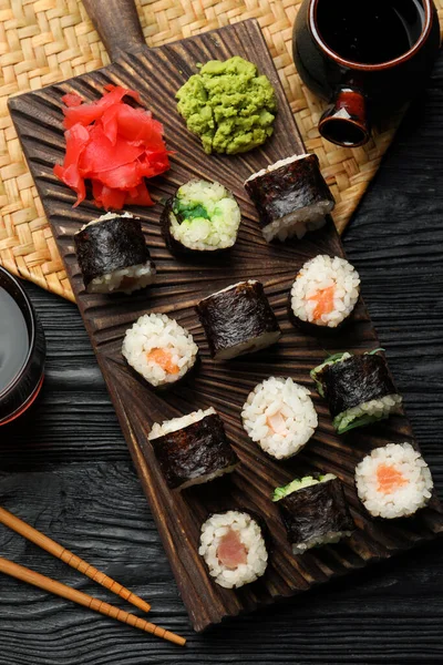 Chutné Sushi Rolky Podávané Černém Dřevěném Stole Ploché Ležel — Stock fotografie