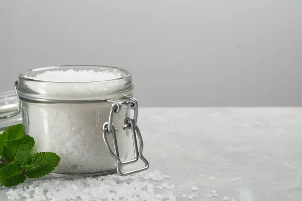 Garam Laut Alami Dalam Botol Kaca Dan Mint Pada Meja — Stok Foto