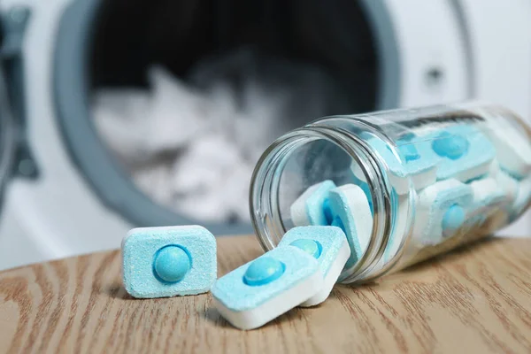 Burk Med Vatten Mjukgörare Tabletter Träbord Nära Tvättmaskin Närbild — Stockfoto