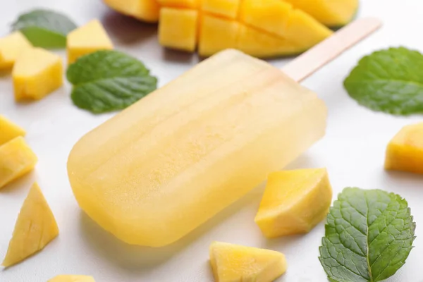 Chutný Mango Led Pop Bílém Stole Detailní Ovocný Nanuk — Stock fotografie