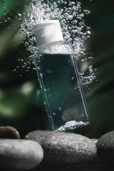 背景がぼやけている液体中のミセル水のボトル — ストック写真