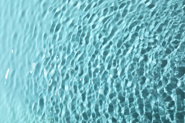 Vista Perto Água Com Superfície Ondulada Fundo Azul Claro — Fotografia de Stock