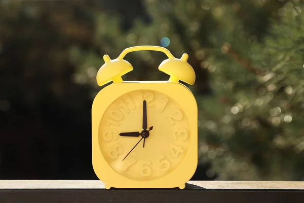 Relógio Alarme Amarelo Livre Manhã Ensolarada — Fotografia de Stock