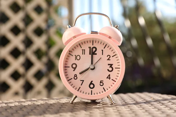 Reloj Despertador Rosa Mesa Aire Libre Mañana Soleada — Foto de Stock